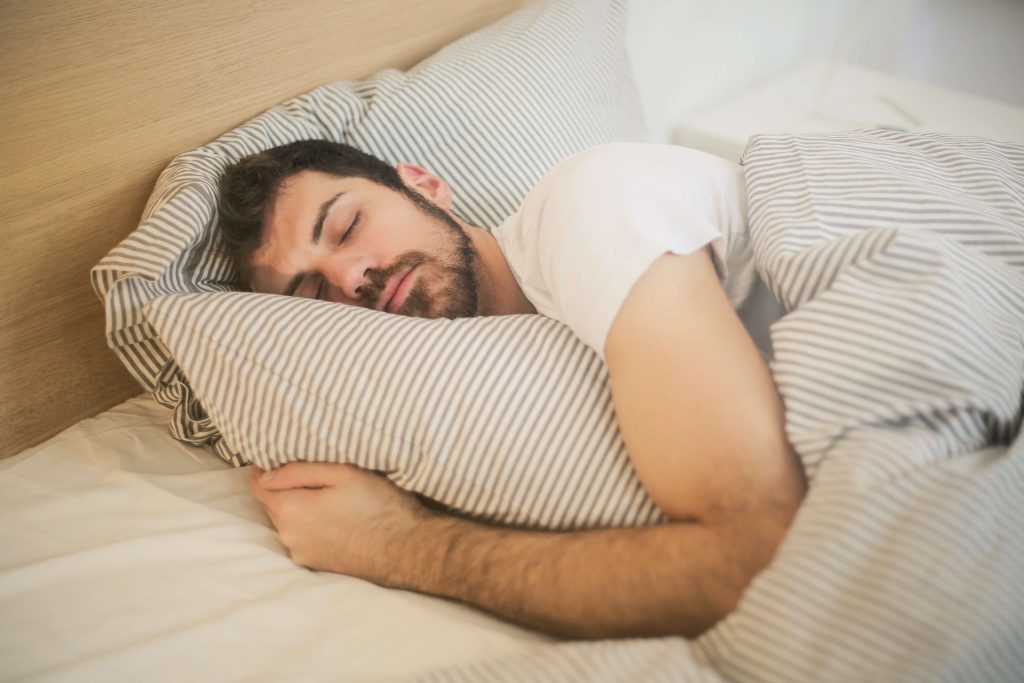 Comment dormir après une greffe de cheveux ?